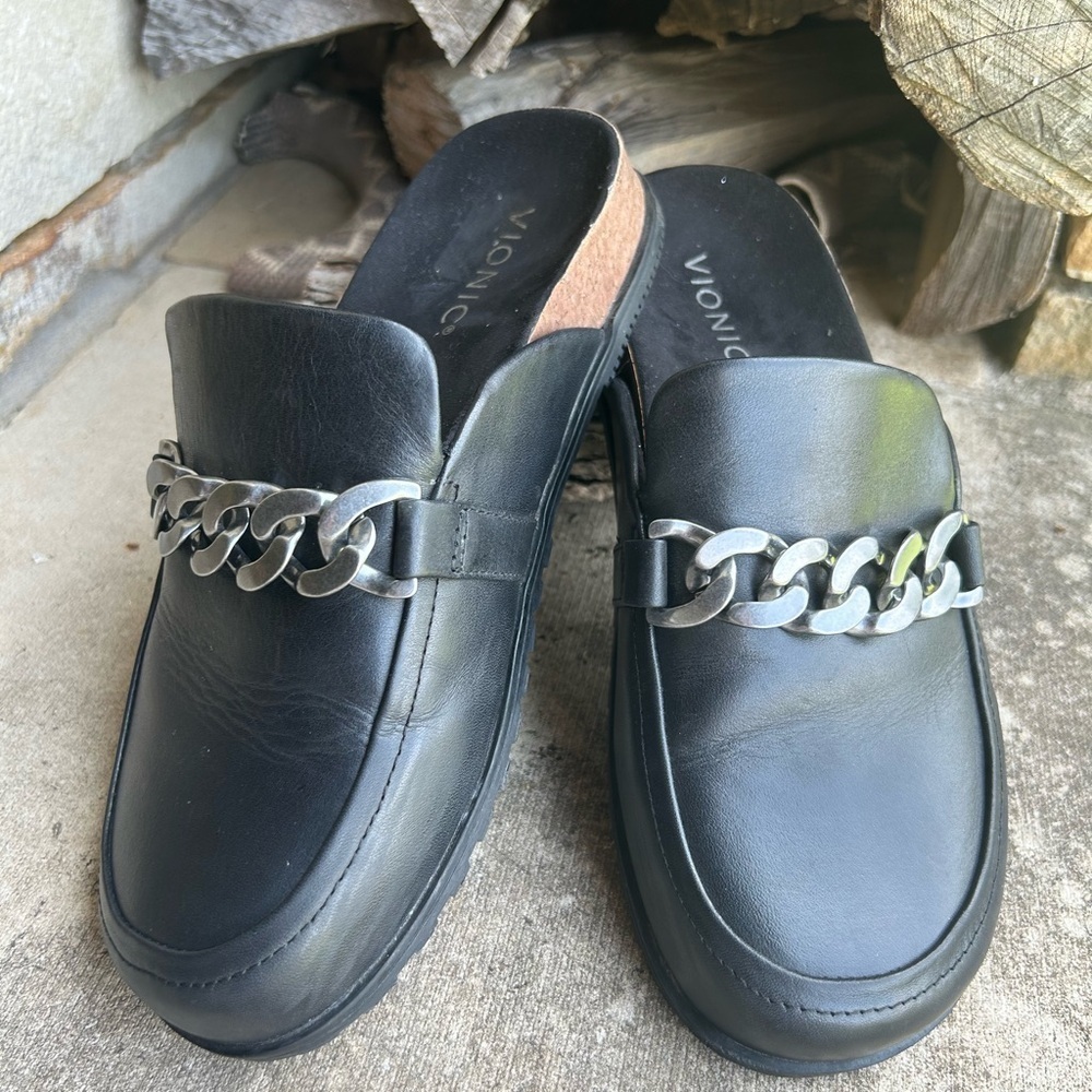 Vionic Georgie Black Nappa leather Mules with Silver Chain Accent Sz-7.5. P